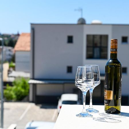 Apartment Laura, Free Parking, Balcony, 4 Ppl Trogir Buitenkant foto