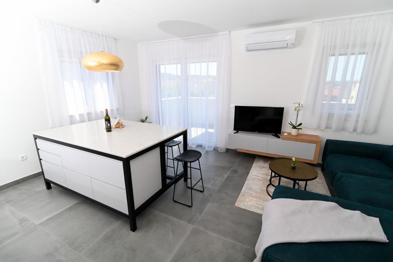 Apartment Laura, Free Parking, Balcony, 4 Ppl Trogir Buitenkant foto