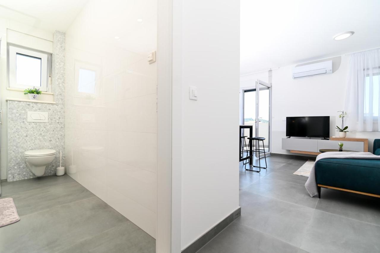 Apartment Laura, Free Parking, Balcony, 4 Ppl Trogir Buitenkant foto