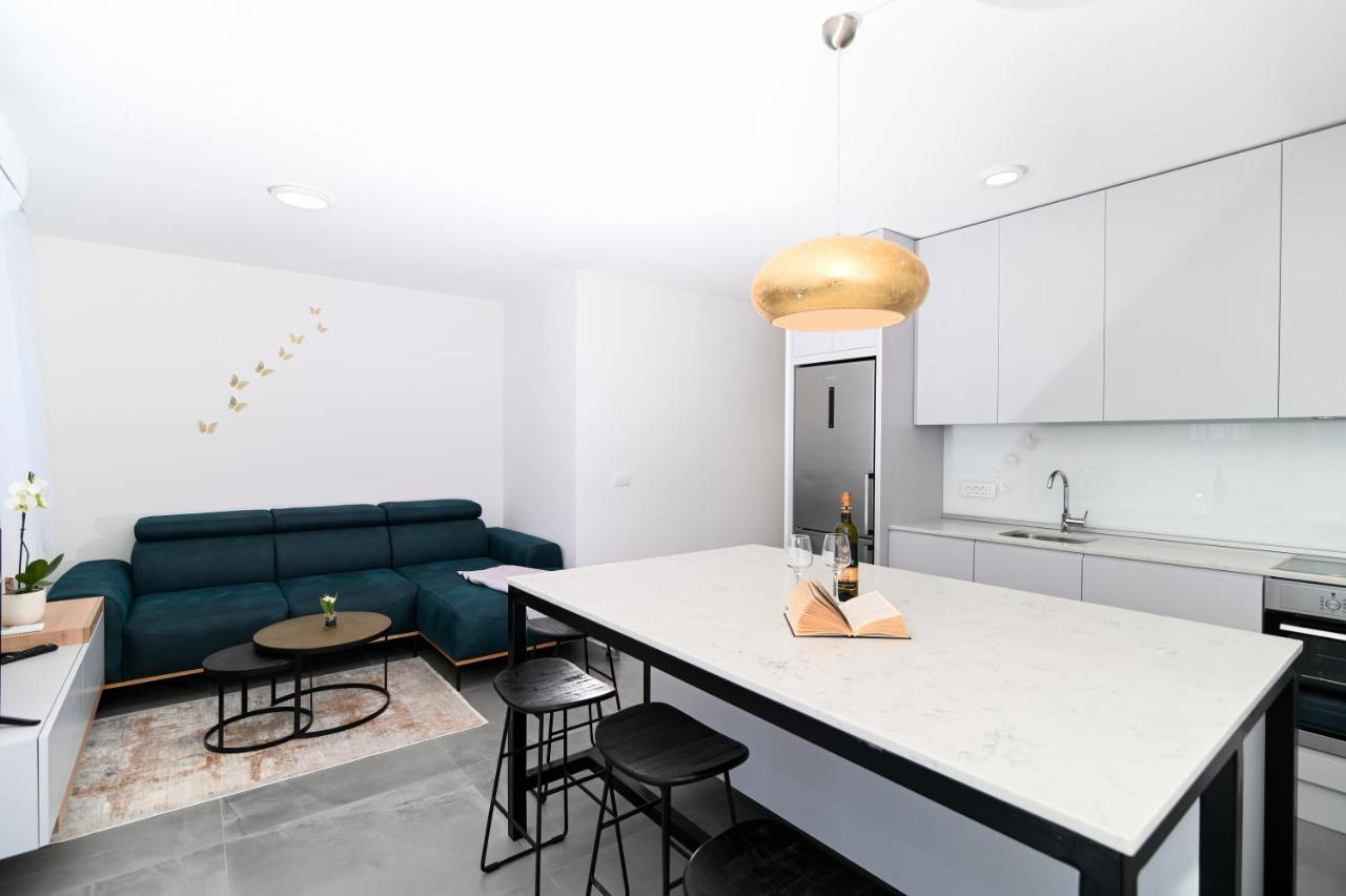 Apartment Laura, Free Parking, Balcony, 4 Ppl Trogir Buitenkant foto