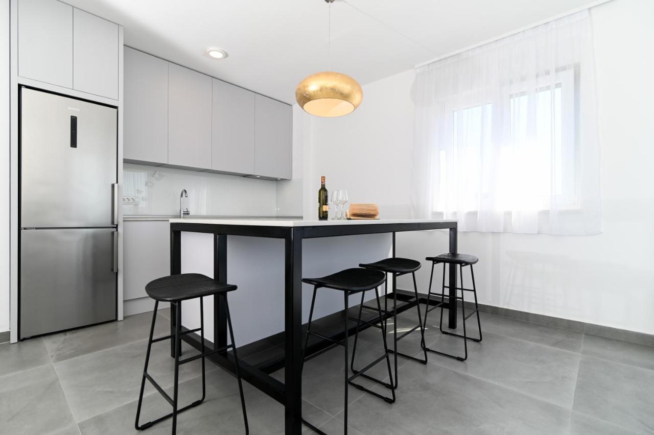 Apartment Laura, Free Parking, Balcony, 4 Ppl Trogir Buitenkant foto